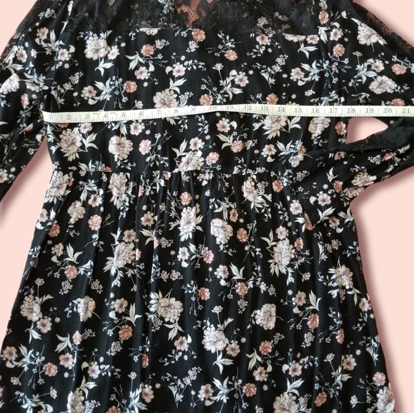 Tunic with Lace Sleeve - Picture 3 of 9